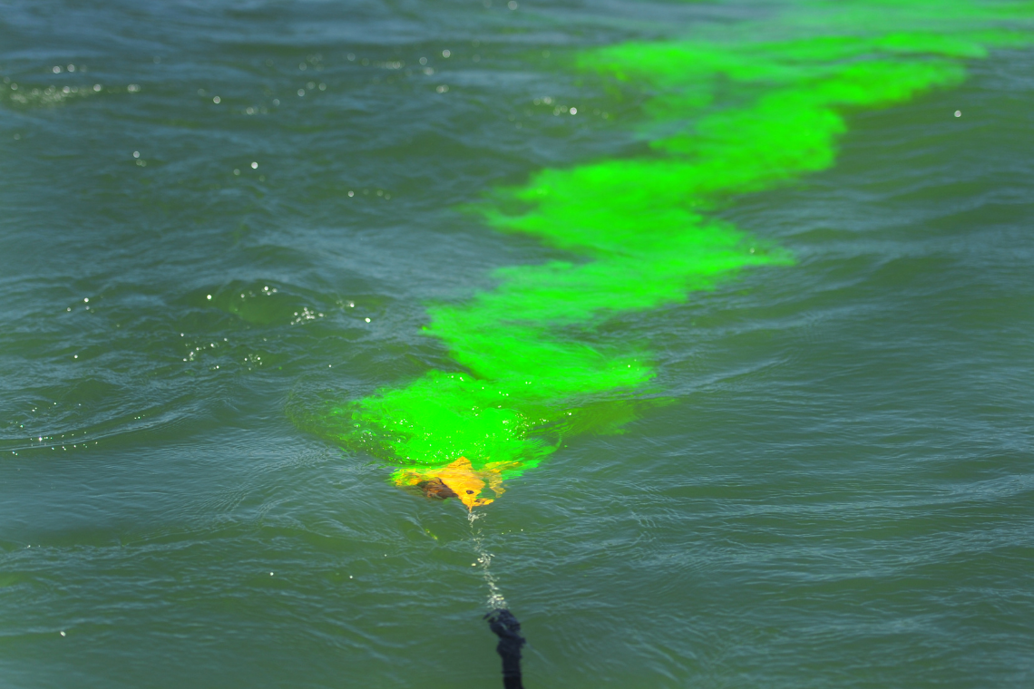 Окрашивание воды. Морская вода зеленая. Морской маркер. Сигнальная ракета в море. Сигнальные маркеры